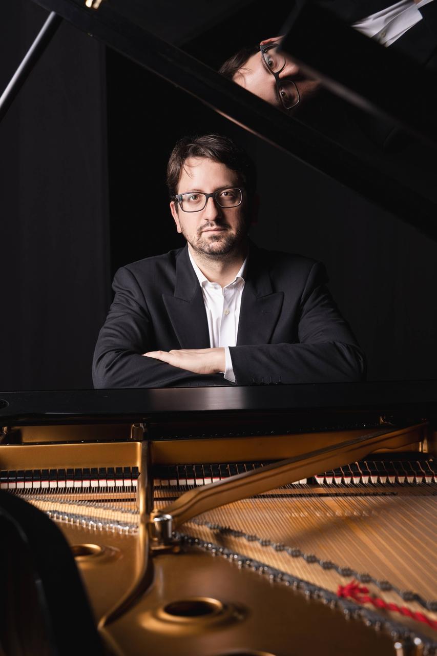 Giovanni Molaro, docente di Pianoforte · Coro di voci bianche